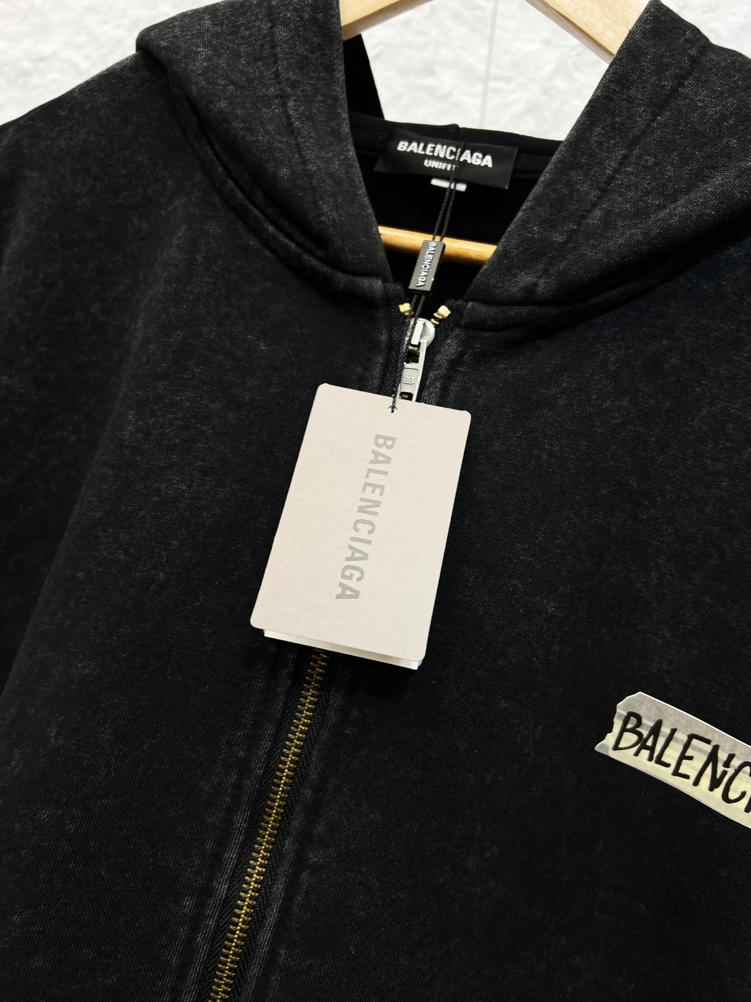 BALENCIAGA loose fit hooded zipper jacket (long-term large quantity in stock, will not be removed from the shelves) 350g Masking Tape Series, the pattern design prototype is graffiti-style Masking Tape (White tape printing) wrapped with masking tape. The letter pattern of the long strip of White tape on the back is the tape graffiti logo. Washed with fried snowflakes. Same Style hooded jacket for men and women. Color: Washed. Black. Sizes: S-2XL (Worry-free after-sales service)